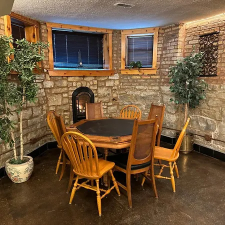 Inspiring Grotto Sleeps 10-20 Free Tv & Parking Apartment